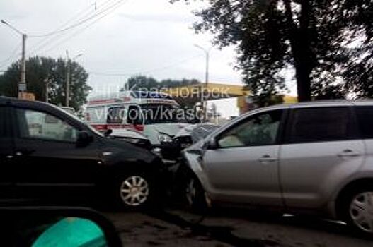 В Красноярске в ДТП на улице Калинина пострадали три человека