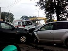 В Красноярске в ДТП на улице Калинина пострадали три человека