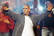Обладателя трех премий «Грэмми» певца R. Kelly арестовали по обвинению в насилии над несовершеннолетними