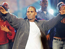 Обладателя трех премий «Грэмми» певца R. Kelly арестовали по обвинению в насилии над несовершеннолетними