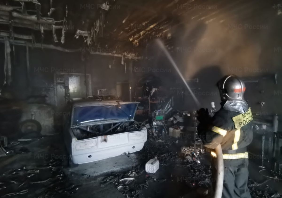 В Орле выгорел большой гараж на улице Октябрьской