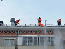 Столичные специалисты проводят очистку крыш жилых домов после снегопада