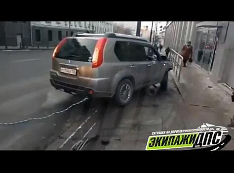 Кроссовер влетел на тротуар через ограждение в центре Владивостока