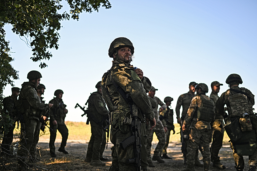 Пополнение одного из десантно штурмовых полков ВДВ проводит занятия по боевому слаживанию на полигоне в Луганской народной республике