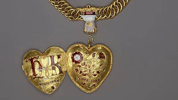 Британский кладоискатель нашел королевский медальон за 369 миллионов рублей