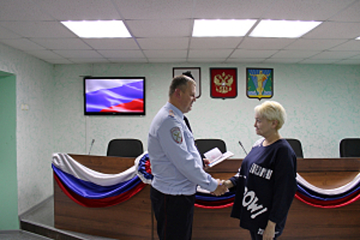 В Мурманской области полицейские вручили паспорта Российской Федерации гражданам, прибывшим с территории ЛНР и ДНР