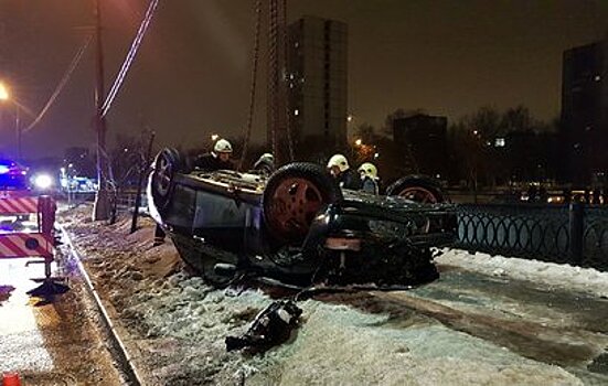 Видео с места падения машины в реку в Москве