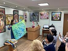 В курской библиотеке открылась выставка работ в стиле батик «Симфония шелка»
