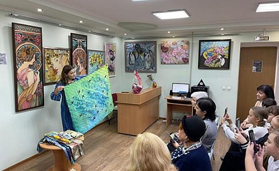 В курской библиотеке открылась выставка работ в стиле батик «Симфония шелка»