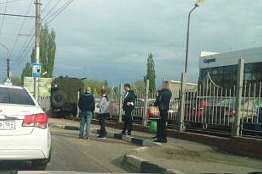 Очевидец: В Юбилейном военный грузовик протаранил забор автосалона