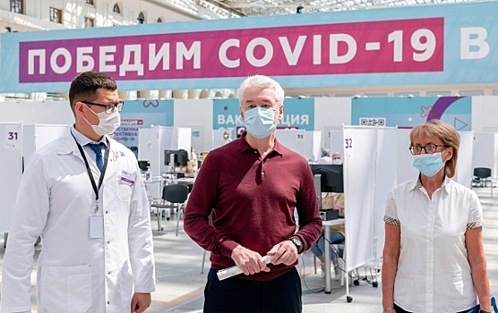 Собянин: Максимальное число заболевших COVID-19 москвичей снизилось почти в два раза