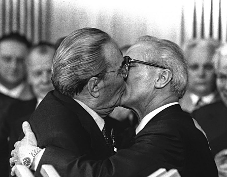 C чего начались "страстные" поцелуи Брежнева