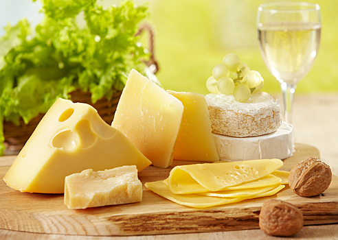 Диетолог назвал опасность злоупотребления сыром