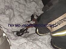 Мужчину завалило снегом во время чистки крыши в Подмосковье