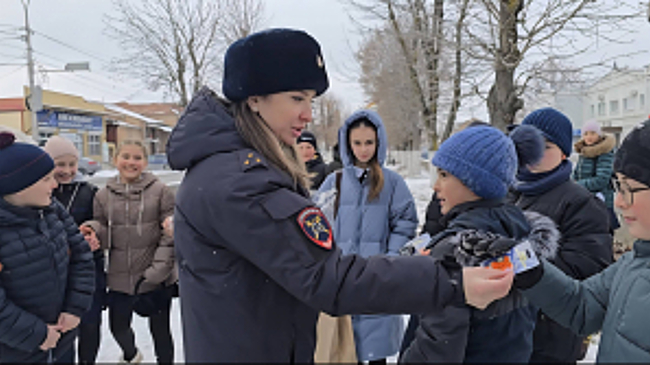 Акцию «Яркий пешеход!» с вручением  световозвращающих брелоков провели полицейские в Северной Осетии