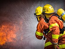Спасаясь от пожара, екатеринбурженка прыгнула вместе с дочкой с высоты 5 этажа в руки соседей