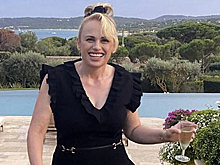 Сбросившая 30 килограммов актриса вышла в свет в мини-платье с декольте