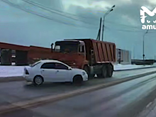 Легковушку вынесло под самосвал в Южно-Сахалинске