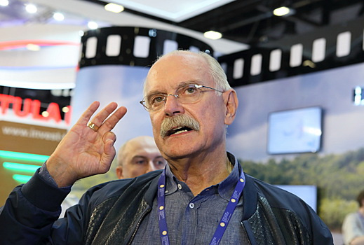 Режиссеру Михалкову во время обеда с Алиевым неожиданно позвонил Путин