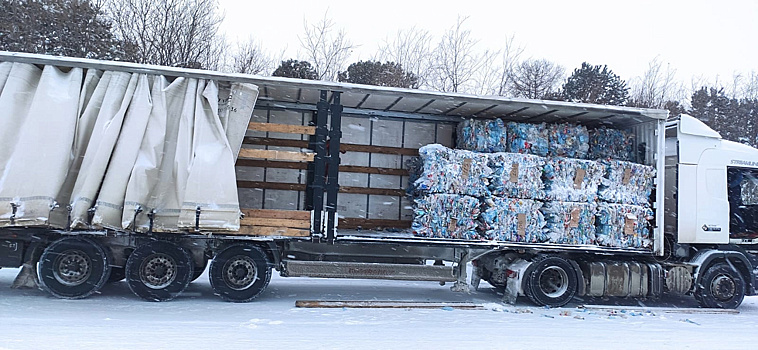 Более восьми тонн пластиковых бутылок отправили из Надыма в Екатеринбург на переработку