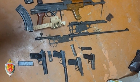 В Волгограде у 51-летнего мужчины нашли склад оружия и патронов