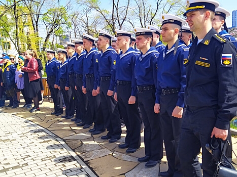 Горожан поздравили с наступающим Днём Победы в одном из скверов Владивостока