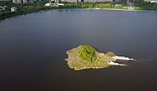 Непотопляемый: плавучий остров в Ижевске вновь решили убрать с акватории пруда