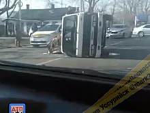 В результате ДТП в Приморье перевернулся грузовик