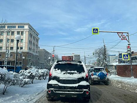 Город колом: снежные пробки сковали утренний Владивосток