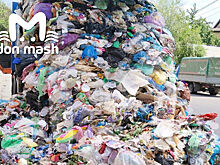 В Новочеркасске мусоровоз загорелся на ходу и высыпал груз на дорогу