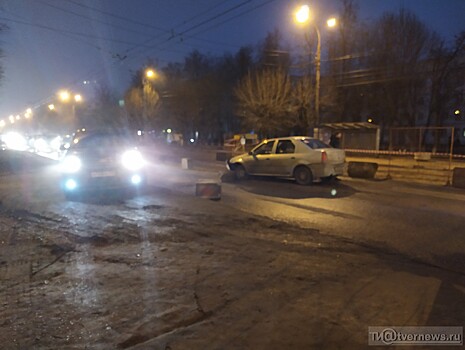 В отбойник у разрытия на Петербургском шоссе влетела очередная машина