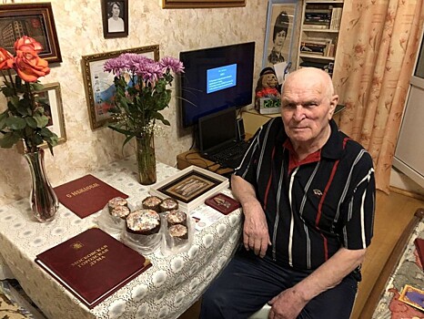 Ветеран войны испек и передал пасхальные угощения депутату Мосгордумы Павлу Поселёнову