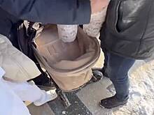 В Москве на женщину с коляской упала глыба льда