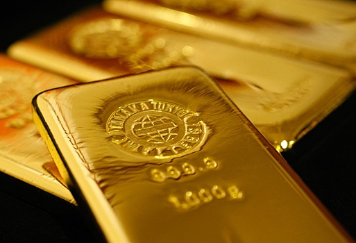 Золото дешевеет на укреплении доллара