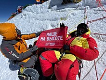 Космонавт Рязанский разместил флаг НАШЕго Радио на вершине Эвереста
