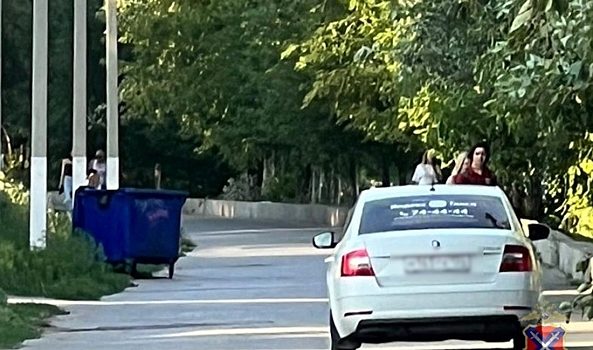Волгоградские полицейские установили личность водителя, ехавшего по тротуару на набережной