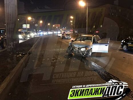 Во Владивостоке автомобиль занесло, и он протаранил рекламный щит