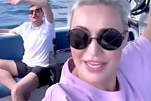 Катя Лель станцевала на яхте с мужчинами на фоне новостей о разводе