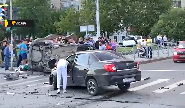 В столкновении трех машин пострадали девочка и женщина в Новосибирске