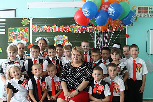 Новомалороссийская учительница отметила профессиональный юбилей в День знаний