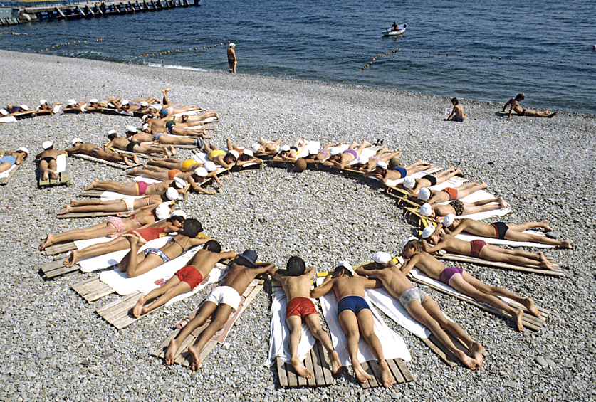Всесоюзный пионерский лагерь "Артек" имени В.И.Ленина. Воздушные ванны у Черного моря, 1984.