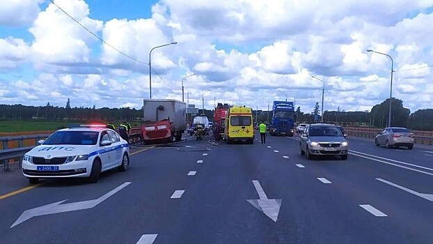 Двое детей пострадали в ДТП с грузовиком в Вологде, их госпитализировали