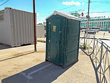 В Новосибирске на улице Ленинградской прямо на тротуаре был размещен туалет