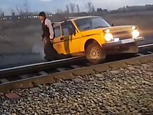 Что делать, если автомобиль застрял на ж/д путях?