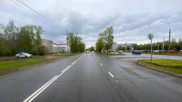 «Нива» врезалась в грузовик на Пошехонском шоссе в Вологде, пострадал водитель легковушки