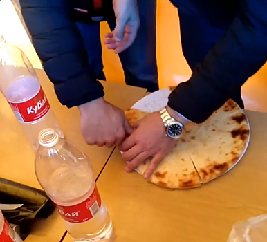 Давка за бесплатными осетинскими пирогами попала на видео в Кисловодске