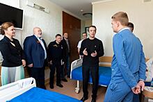 Владимир Машков и глава фонда «Защитники Отечества» Анна Цивилева поздравили раненых бойцов СВО с Днем Победы