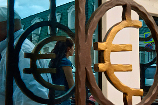 Евро пробил "психологическую" отметку