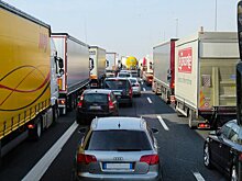 На границе Белоруссии и ЕС из-за наплыва мигрантов образовался гигантский затор из фур