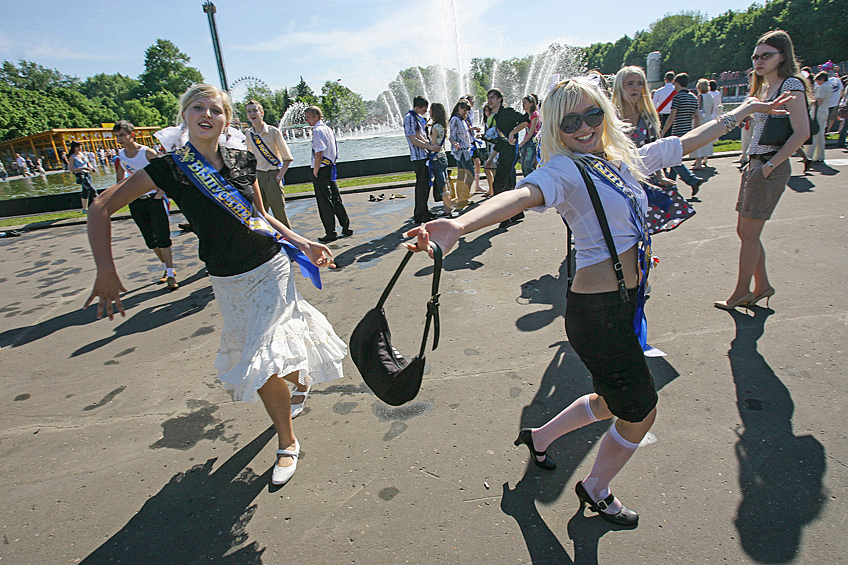 Выпускники московских средних школ в день "Последнего звонка" в Парке культуры и отдыха имени Горького, 2007 год